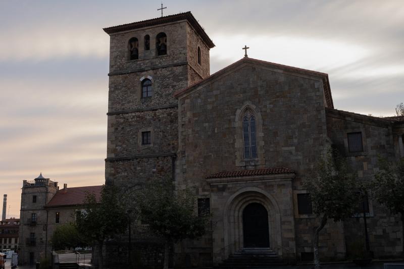 La Mancomunidad Comarca Avilés dota de iluminación ornamental a la fachada de la iglesia de San Nicolás de Bari